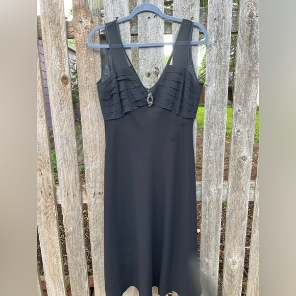 Jones New York “little black dress”, sleeveless v-neck, silk bodice, Size 12 - Picture 2 of 9